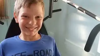 ребёнок делает упражнения на ноги