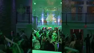 The server at the end dancing with the salt and peppers was everything 🤣🤣 