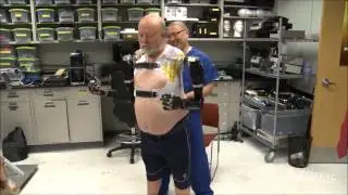 An amputee man controls his new cybernetic robotic arms - SocializeME