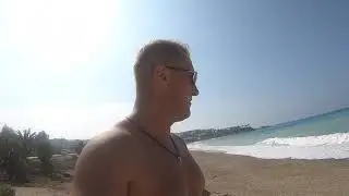 Пляж с волнами возле Coral Bay Paphos Cyprus 2019
