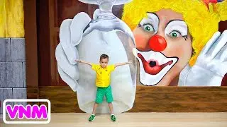 Vlad và Nikita có một ngày vui vẻ trong Bảo tàng ảo ảnh và công viên Khủng long