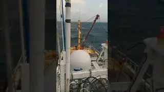 KAPAL BUBU MENGARUNGI SELAT TAIWAN KETIKA BERGELOMBANG