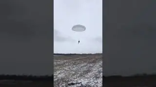 Как так то? Неудачный прыжок солдата с парашютом