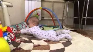 Ребенок учится ползать