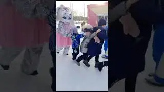 Поздравление Алсу после школы💐 Зайка не только поздравила именинницу, но и проводила ее домой