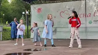 Вокальная студия "Жемчужинка" поёт в парках.