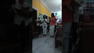 Красивые кубинские девушки исполняют песню Despacito