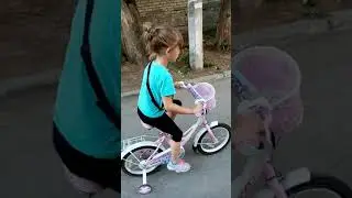 Алиса катается на велосипеде🚲
