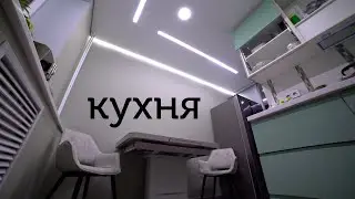 Парящий теневой натяжной потолок со световыми линиями на кухне в Алматы