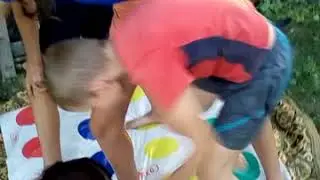 Игра Твистер. Хто выграет ???
