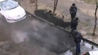 بالفيديو  أغرب طريقة لسفلتة طريق