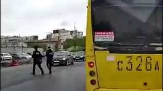 Лихач чуть не сбил инспекторов ДПС на зебре.