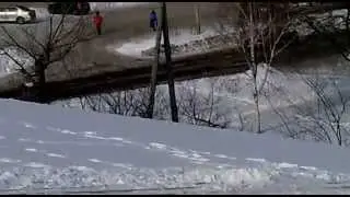 Мужики на крыше катаются на "санках"