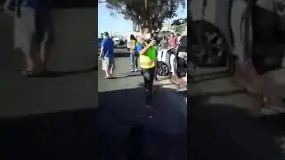 Policias De los angeles balean una persona por no acatar la orden en accidente de transito