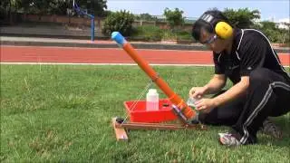 示範壓電PVC管炮（Demonstrating a PVC Tube Cannon with Piezo ignition）
