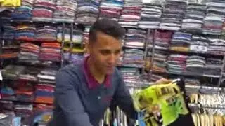 муха ползает по столу