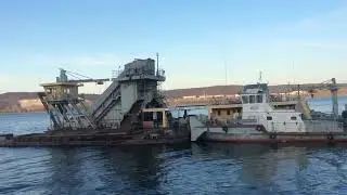 Земснаряд углубляет дно.