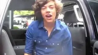 HARRY STYLES SAYS HI TO FAN