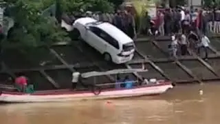 Satu unit mobil jenis minibus hanyut di Sungai Banda Kali Kelurahan Ujung Gurun, Kecamatan Padang Ba