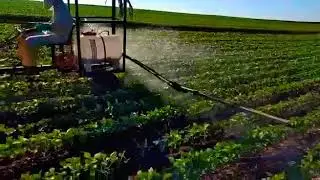 Aplicação em soja, pulverização com tratosito, mini trator