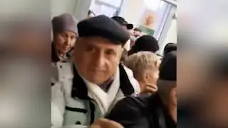 Просто очередь за пенсией во Владикавказе. Старики толкаются и дерутся