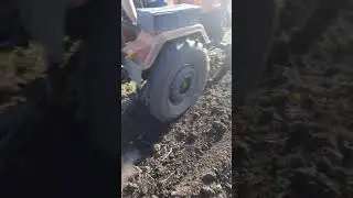 Пахота огорода самодельным плугом.