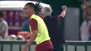 La corsa di José Mourinho sotto la Curva Sud dopo il gol di El Shaarawy al 92° (Roma-Sassuolo 2-1)