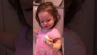 Малышка ест лук и ругается