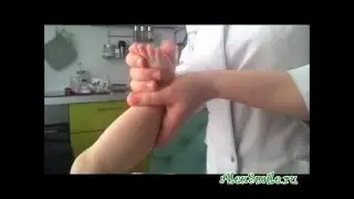 Массажист ест ногу младенца