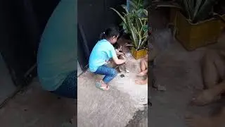 Naifa ngasih makan kucing semoga rejekinya makin lancar