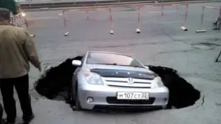 Машина под асфальт ушла. Одни фары торчат. Барнаул. Красноармейский