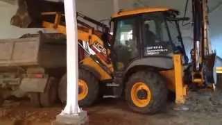 Использование погрузчика 3cx super внутри помещения