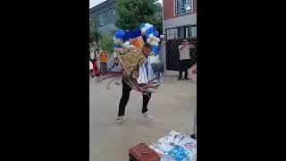 Davulu TOP gibi havaya fırlatan davulcu