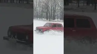 Нива по мокрому снегу
