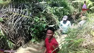 Memasang Jaring Ikan di sungai dan di bantu dengan alat Tangkap ikan tradisional....