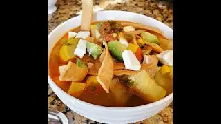 Receta de sopa de tortilla o Sopa Azteca. Tortilla soup recipe.