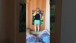 Тима играет с плакатом Маша и медведь