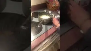 Adding seasoning to béchamel sauce