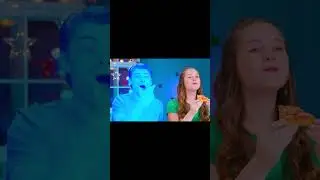 Налил горячий соус на кусок пиццы