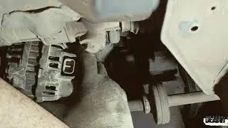 Простой способ снять генератор на Mazda Demio.