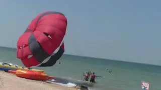 Море катер парашюты.