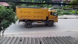 Con Đường nhà tôi xe cộ qua lại quá đông