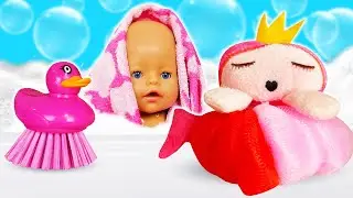 Baby Born toma banho com brinquedos de banho! Historinha infantil com bonecas