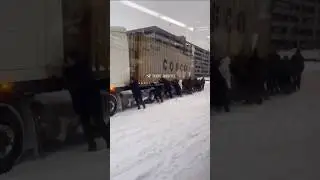 Респект мужикам, что не бросили водителя в беде #водитель #дальнобой  #дорога #мск #москва #снегопад