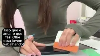 Isso que é amar o que faz! Olhe essa jovem trabalhando!