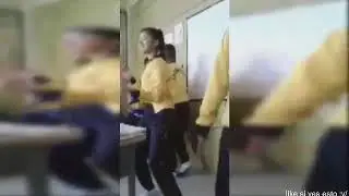 niña baila en colegio