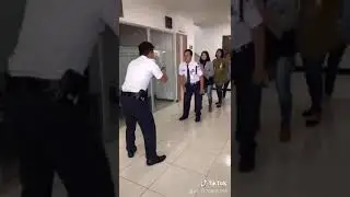 VIRAL !!! Aksi satpam dan pegawai bank yang bikin Ngakak 😂😂😂