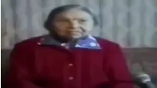 бабка просто смотрит и молчит..... (мем)