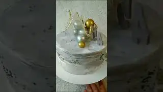 Торт на юбилей с шариками.