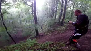 Podnoszenie motoru eunduro na zboczu. Film instruktażowy.
